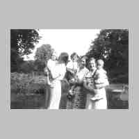 011-0104  Die drei Schwestern mit ihren aeltesten Soehnen..jpg